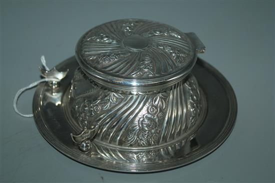 Embossed silver inkwell, John Grinsell & Sons, Birmingham 1890, on later silver tray with pen rest, London 1896